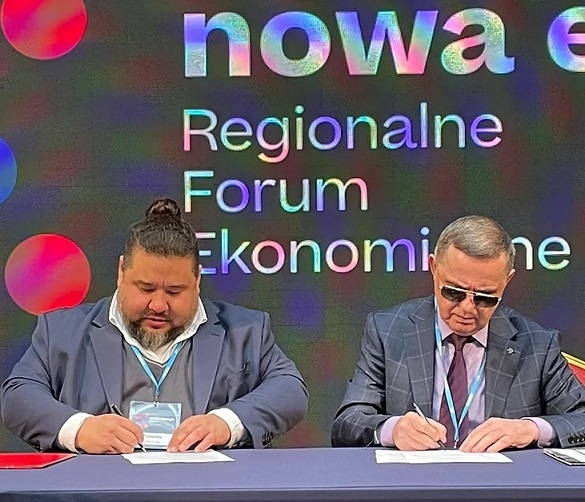 Tomoho Umeda and Marian Glita signing a letter of intent © Hynfra