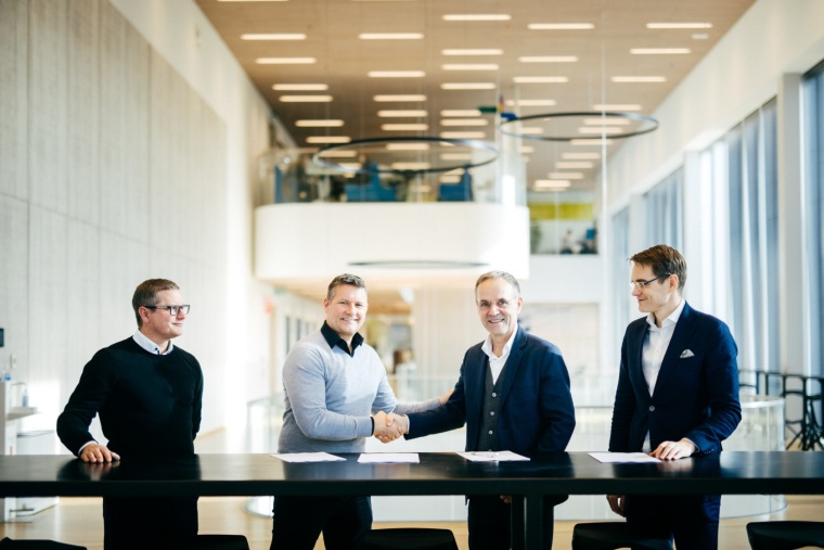 Pictured (from left): Representing Linde Engineering Dr Gunther Kracker,...