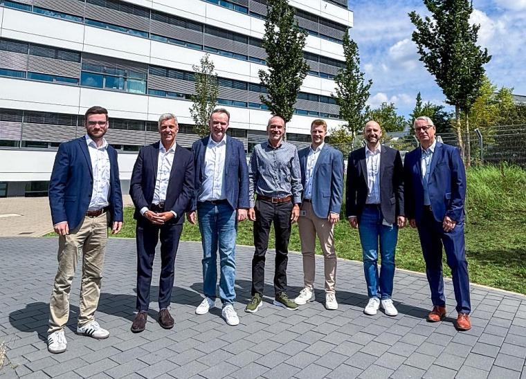 (v.l.n.r.): Oliver Asmus (Heraeus Precious Metals), Sales Manager Antimicrobial...